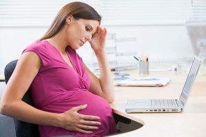 Обязан ли работодатель взять на работу беременную женщину