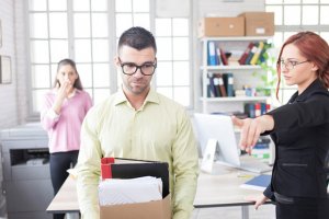 Правила увольнения работника по инициативе работодателя или как уволить человека